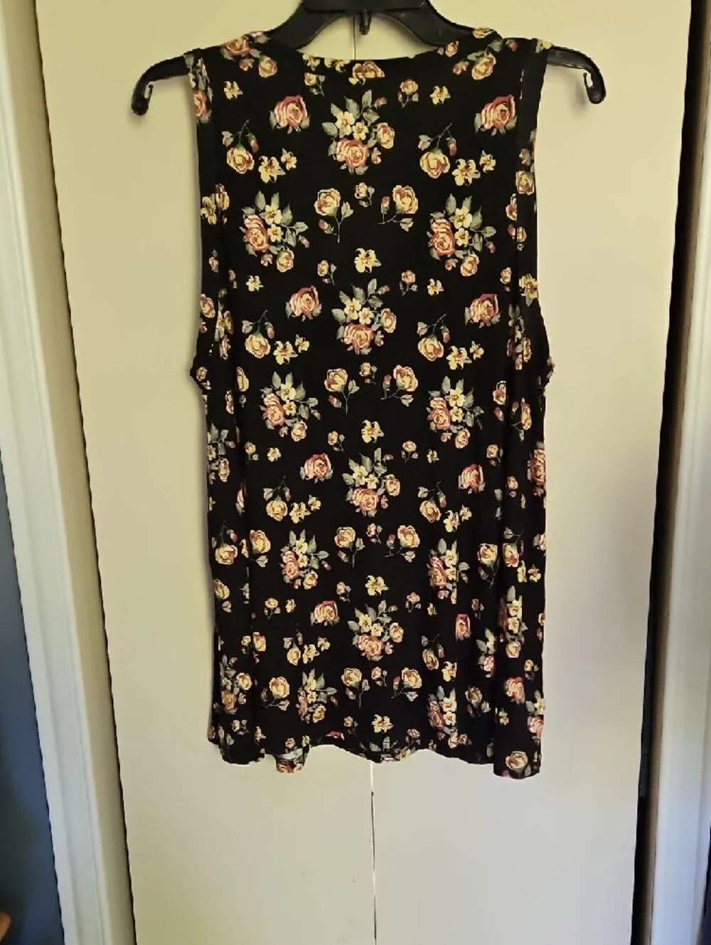 IYLA Black Floral V-Neck Tank Top - Black with Pink Roses SZ XL Ptp 22+ - Picture 4 of 5